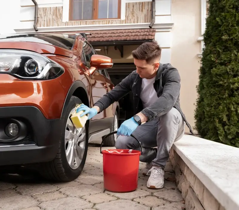 Lavage auto à domicile Cessenon-sur-Orb : professionnel intervenant sur un véhicule